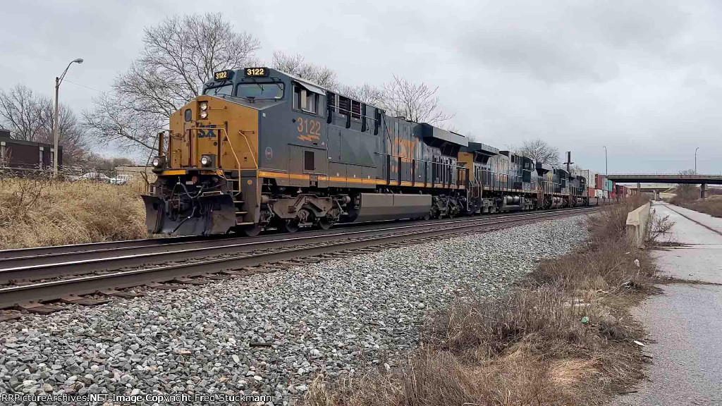 CSX 3122 leads I136.